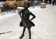 フィアレスガール像 設置期間が1年間に延長決定 フィアレスガール 恐れを知らない少女 Fearless Girl