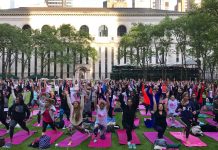 ブライアントパークで青空ヨガレッスン Bryant Park Yoga