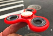 学校で禁止令!? アメリカのキッズに大流行の「Fidget Spinner」って? Fidget Spinner