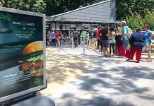 日本で開発されたシャック・バーガーがNYに逆輸入。DEN Shackを求めて大行列に Shake Shack