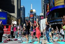 夏至の日の恒例イベント、タイムズスクエアでヨガレッスン Solstice in Times Square yoga
