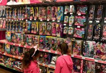 小売店にジェンダーニュートラルのおもちゃコーナー設置義務付け カリフォルニア州 ToysRUs Times Square