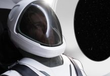 イーロン・マスク SpaceXの宇宙服公開 SpaceXの宇宙服
