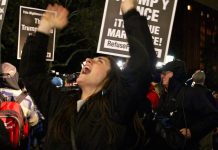 大統領選一周年記念 抗議集会「scream helplessly at the sky」が開催 大統領選一周年記念 抗議集会