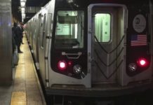 ニューヨーク市地下鉄 娘を抱えた父親が列車に飛び込み。乗客らが少女を救出