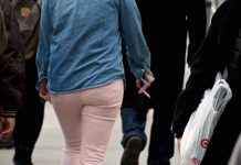 NY市での歩きタバコ禁止へ 議員が法案提出 smoking while walking bill