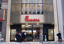 迷惑行為お断り、米大手ファーストフードFC店が新ルール「16歳以下は保護者同伴」 Chick-fil-A