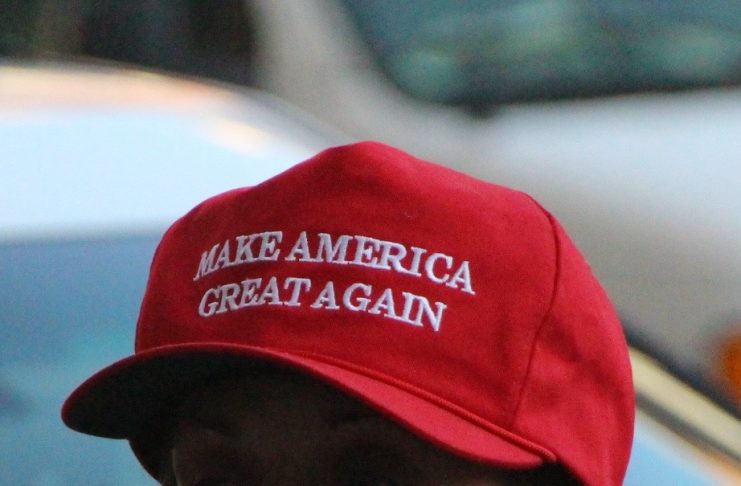 保守派SNSで「納税拒否」拡散 MAGA支持者、政権運営に反発 トランプ大統領支持者 バー