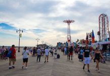 コニーアイランドのボードウォーク NY市の歴史建造物に コニーアイランド ボードウォーク