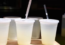 あなたの脳に想像以上のプラスチック粒子が蓄積しているかもしれない。日々の生活で気をつけることとは? プラスチックストロー