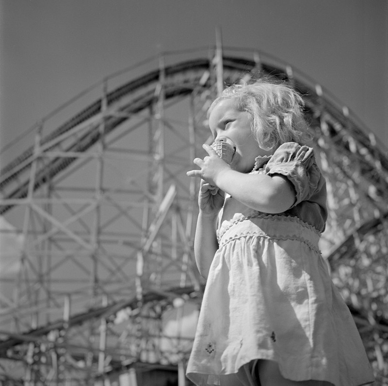 Stanley Kubrick, From “Fun at an Amusement Park: LOOK Visits Palisades Park”, 1947