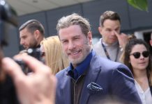 ジョン・トラボルタ「サタデー・ナイト・フィーバー」ロケ地に登場 あの名場面を再現 ジョントラボルタ