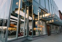 テスラ「モデル3」自動運転を体験できるNYショールーム テスラ ショールーム