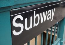 電車遅延もなんのその。NY地下鉄車内でウェディングパーティ NY地下鉄 ウェディングパーティー