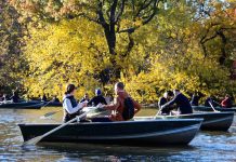 セントラルパークのレイクでボート漕ぎを楽しむ セントラルパーク ボート漕ぎ