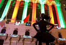 フィアレスガール像、ニューヨーク証券取引所前へ移設 フィアレスガール Fearless Girl