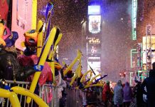 【写真】NYタイムズスクエア カウントダウン2018-19 大雨の中、新年をお祝い ニューヨーク タイムスクエアカウントダウン