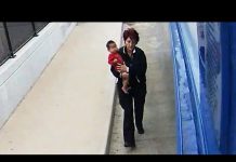 真冬の路上でさまよう幼児を運転手が救出。バスドライバーに賞賛の声