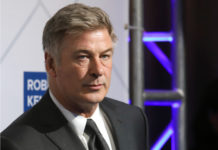 アレック・ボールドウィン有罪を認め、アンガーマネジメント受講へ アレック・ボールドウィン