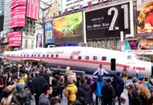タイムズスクエアにTWA伝説の旅客機コニー着陸 1958 Constellation Connie
