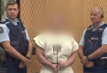 NZ銃乱射事件 容疑者 法廷で白人至上主義のジェスチャー