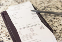 飲食店でナゾの「サーチャージ」横行、客から不満殺到 レストランのチップ レシート