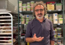 チョバーニら公立学校の未納給食費を寄付で肩代わり