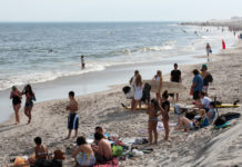 NY市ビーチで女性がサメに襲われ、9キロの”肉”失う Rockaway Beach