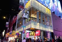 マクドナルドがNYタイムズスクエアに旗艦店オープン。世界のご当地メニューも MAC Times Square