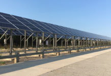 NY州議会で気候変動対策法案が通過 2050年に温室効果ガス排出ネット・ゼロへ Solar panels on a Long Island Beach