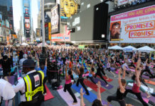 夏至の日恒例 タイムズスクエアでの無料ヨガクラス Times Square Yoga