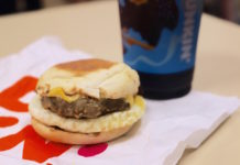 ダンキンがビヨンドミートとタッグ。植物ソーセージサンドをNYで新発売 DUNKIN beyond meat