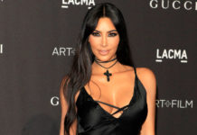 気候危機をジョークに、キム・カーダシアンの「乳首ブラ」に環境団体が抗議 Kim Kardashian