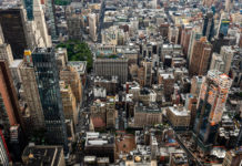 「国に帰れ」で罰金最大2,700万円。ニューヨーク市が新ガイドライン NYC skyscrapers