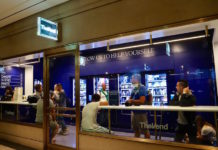 「お~いお茶」から800ドルの婚約指輪まで。ロックフェラーセンターに何でも自販機登場 THE VEND