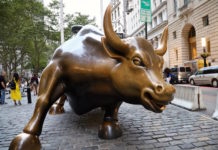 NY観光名所のチャージングブルが移設?作者は反発 チャージング・ブル