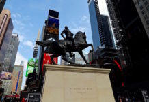 タイムズスクエアに巨大ブロンズ像「Rumors of War」が登場 rumors of war