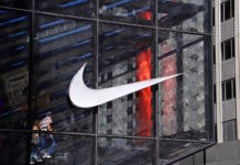 米ナイキ アマゾンでの直販中止へ NIKE
