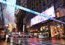 NYミッドタウンで外壁が落下。歩行中の女性が死亡 Falling Debris