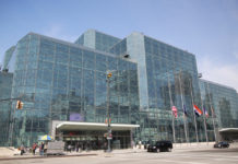 ニューヨーク市 ビルに「野鳥に優しい」ガラスを義務化へ Jakob K. Javits Convention Center