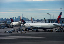 「間抜け面で見ないで」デルタ客室乗務員が客に暴言、降機させる Delta Air Lines