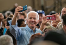 若者の支持率低下のバイデン氏、起死回生の一手とは