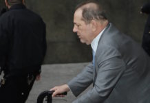 映画プロデューサー、ワインスタイン被告 性犯罪裁判 陪審員評議へ