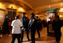 スマホいじりしてる警官の写メを送って!NY市長 市民に呼びかけ