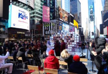 タイムズスクエアで愛の宣誓。バレンタインデーイベント開催