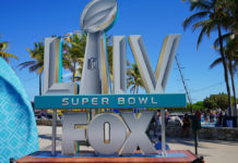 スーパーボウルは政治的?ジェイZは国歌斉唱で着席、ジェニファー・ロペスはプエルトリコ国旗