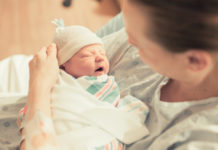 産後うつ防止へ。NY市、第1子出産の親に家庭訪問サービス newborn baby