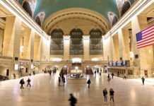 ヘイトクライムで逮捕、クリスマスで賑わうNYグラセン駅 観光客2人が刺される グランドセントラルターミナル