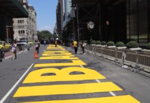 NY市、トランプタワー前にブラックライブズマターの巨大文字 ブラックライブズマター BLM トランプタワー