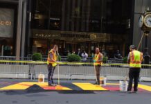 NY市トランプタワー前のBLM文字に、男が赤いペンキ トランプタワー ブラックライブズマター BLM